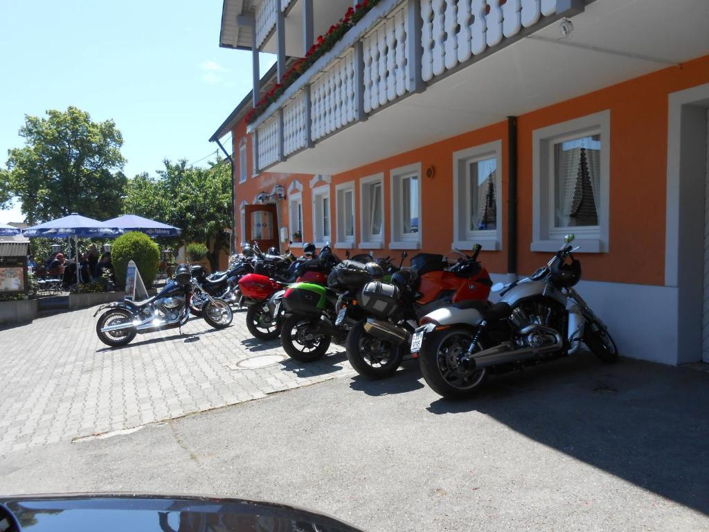 ホテルLandgasthof Schutzen Tengen エクステリア 写真